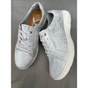 Clarks Caroline Ella Laser Cut Leather Ultimate Comfort Sneakers Shoes Women's 9